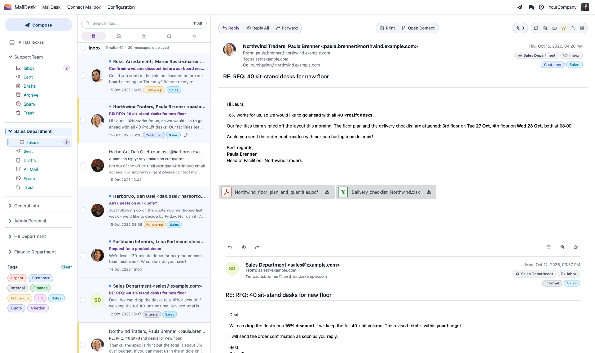 MailDesk-Posteingang in Odoo mit geöffneter Kundenunterhaltung