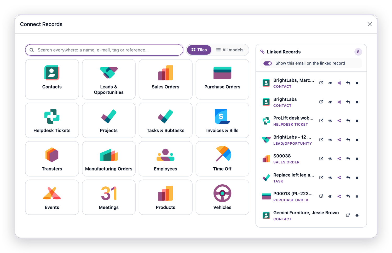 Eine E-Mail mit acht Datensätzen verknüpft, mit einer Kachel für jede Odoo-App